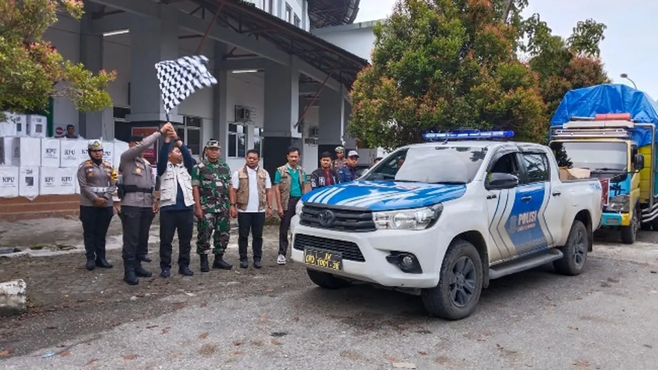 Kapolres Pelalawan dan Ketua KPU setempat melepas rombongan truk pengangkut logistik Pemilu ke kecamatan.