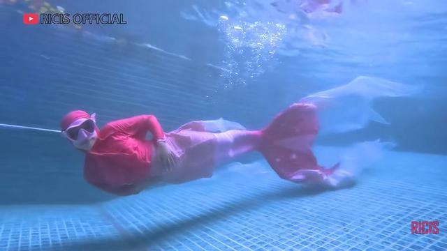 Sedang Hamil Besar, Ini 7 Potret Ria Ricis Menyelam Pakai Ekor Putri Duyung