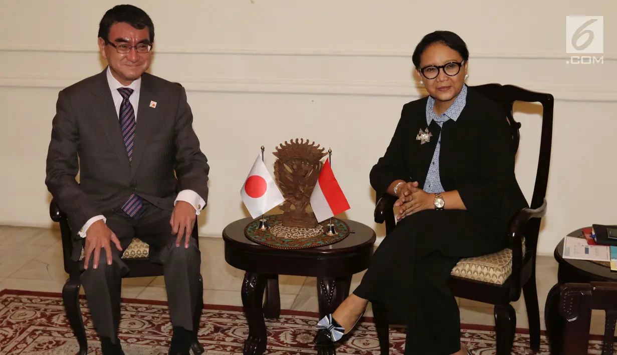 Menteri Luar Negeri RI Retno Marsudi berdialog dengan Menteri Luar Negeri Jepang Taro Kono di Gedung Pancasila, Jakarta, Senin (25/6). Taro Kono diagendakan melakukan kunjungan resmi di Jakarta pada 24-26 Juni 2018. (Liputan6.com/Angga Yuniar)