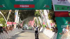 Kyosuke Takei menjadi yang tercepat di etape I balap sepeda International Tour de Banyuwangi Ijen, (16/10/2014). (Liputan6.com/Helmi Fithriansyah)