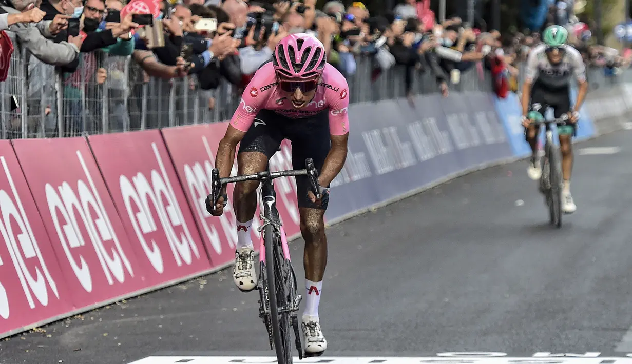 Karir paling gemilangnya adalah saat ia mampu menyabet Yellow Jersey di perhelatan balap sepeda paling bergengsi di dunia yaitu Tour de France 2019 lalu. Penampilan konsistennya membawanya memuncaki poin General Classification kala itu. (Foto: AFP/Luca Bettini