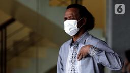 Rosario de Marshall alias Hercules, Tenaga Ahli PD Pasar Jaya, usai menjalani pemeriksaan di Gedung Merah Putih Komisi Pemberantasan Korupsi (KPK), Jakarta, Kamis (19/1/2023). Sebelumnya, KPK telah menetapkan sebanyak 14 tersangka dalam kasus dugaan suap penangan perkara di MA, termasuk Hakim Agung nonaktif, Sudrajad Dimyati dan Gazalba. (Liputan6.com/Helmi Fithriansyah)