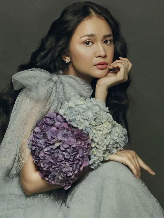 Tema pemotretan yang dijalani aktris ini banyak mengusung tema simpel dengan balutan dress yang membuat tampilannya makin anggun. Seperti kali ini, ia tampil memukau dengan gaun berwarna abu-abu. Tone warna hasil pemotretannya ini seperti memberi arti yang mendalam. (Liputan6.com/IG/@michelleziu)