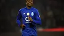 1. Eder Militao – Pemain muda 20 tahun asal FC Porto yang tampil brilian sejak musim lalu. Namun bandrol 45 juta pounds untuk pemain belia tersebut dirasa masih kemahalan karena belum terbukti di Premier League. (AFP/Miguel Riopa)