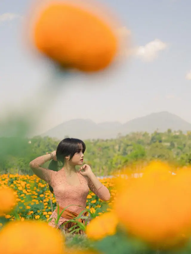 Tampil Menawan, Ini 7 Pemotretan Fuji Pakai Kebaya di Kebun Bunga