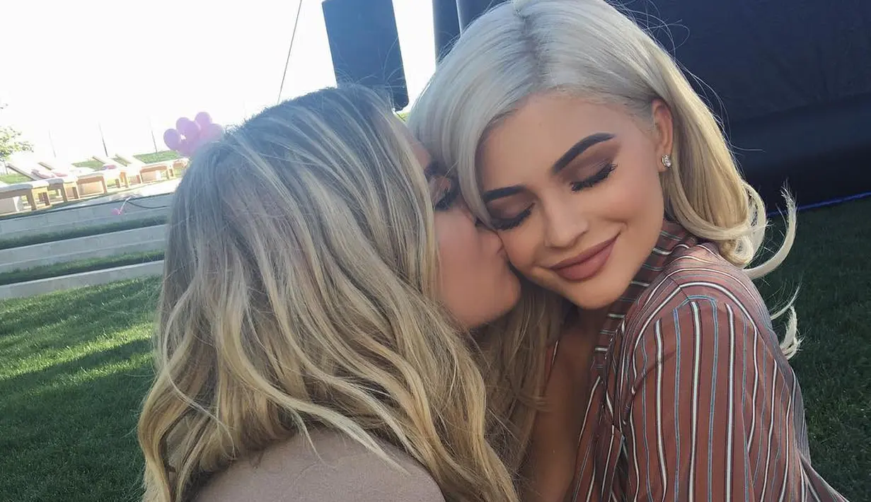 Khloe menanggapi pertanyaan itu dengan jawaban tidak tahu dan meminta Ellen mengundang Kylie datang sendiri ke acara itu. (instagram/khloekardashian)