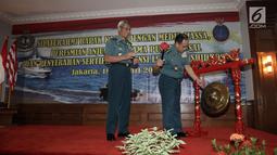KSAL Laksamana TNI Ade Supandi memukul gong tanda peresmian anjungan utama Pushidrosal di Mako Pushidrosal, Jakarta, Kamis(18/1). Pushidrosal merupakan perwakilan Indonesia dalam bidang hidrografi. (Liputan6.com/Arya Manggala)