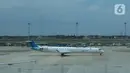 Pesawat Garuda terparkir di landasan pacu Terminal 3, Bandara Soekarno Hatta, Banten, Rabu (17/11/2021). Maskapai Garuda Indonesia akan menutup 97 rute penerbangannya secara bertahap hingga 2022 mendatang bersamaan dengan proses restrukturisasi yang tengah dilakukan. (Liputan6.com/Angga Yuniar)