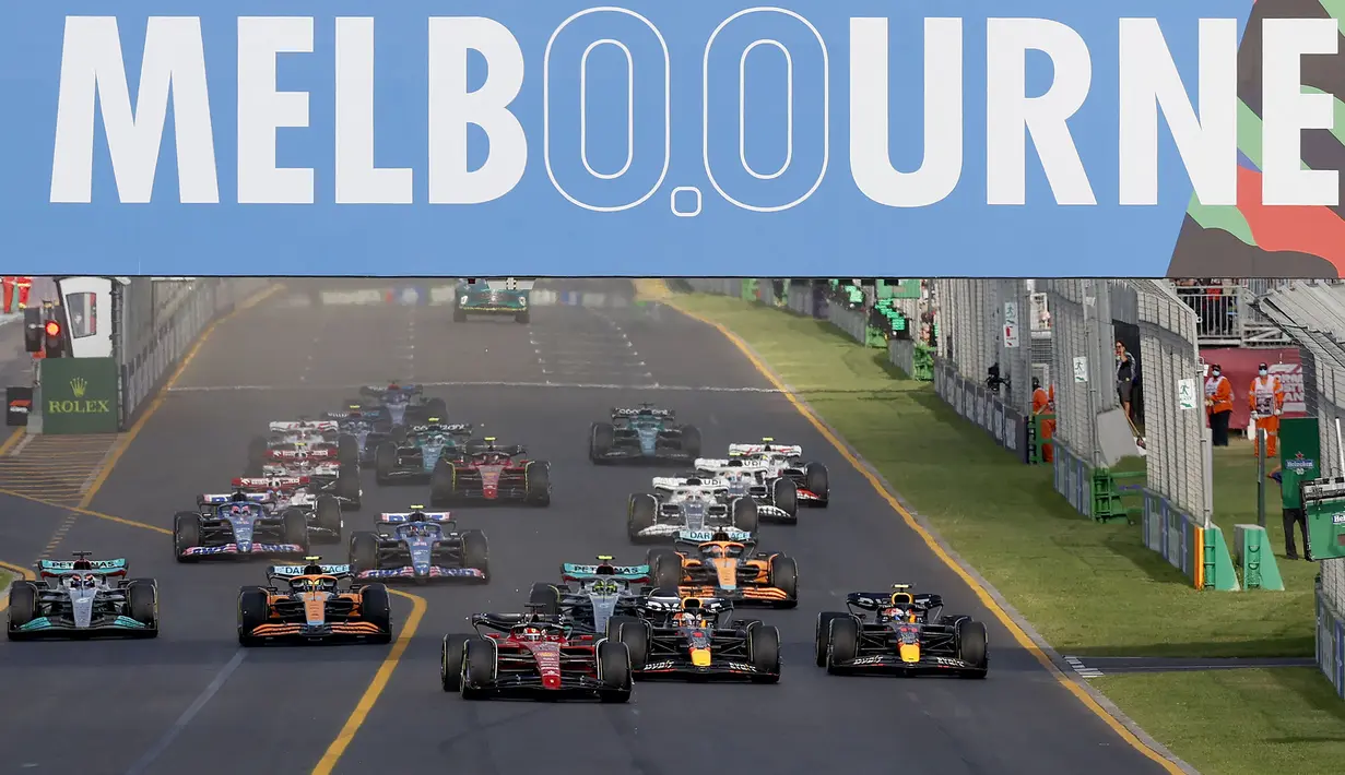 Pertama, Charles Leclerc berhasil merebut pole position. Ia menjadi yang tercepat dengan catatan waktu 1 menit 17.868 detik diikuti pebalap Red Bull, Verstappen di posisi kedua dan Perez di posisi ketiga. (AFP/Con Chronis)