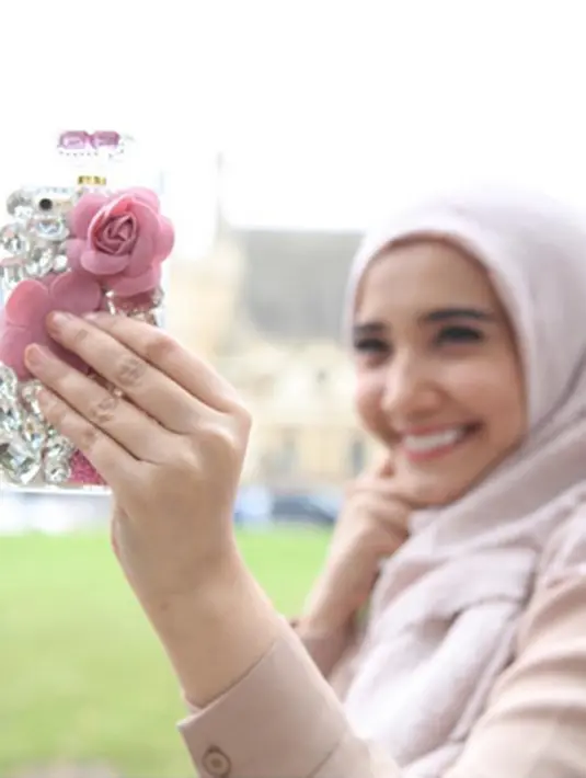 Zaskia Sungkar kerap melakukan selfie untuk mengabadikan momen indahnya mengunjungi London. (via instagram/@zaskiasungkar15)