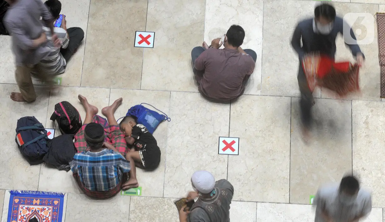 Umat Islam sebelum mengikuti sholat Jumat  pada minggu ketiga bulan Ramadhan 1442 H di Masjid Istiqlal, Jakarta, Jumat (30/4/2021). Sholat Jumat berjamaah dengan pembatasan jemaah 30 persen dari kapasitas di ruang sholat utama masjid dan menerapkan protokol kesehatan. (merdeka.com/Arie Basuki)