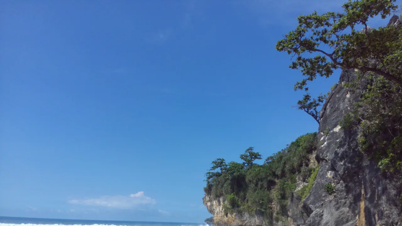 Gugusan bukti menjulang tinggi di Pantai Sawarna.
