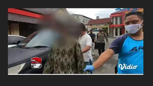 Terduga pelaku AB yang memberikan wafer berisi potongan silet, staples, dan benda tajam lainnya di Jember.