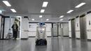 Robot pembersih 'Franzi' membersihkan area pintu masuk rumah sakit di Munich Neuperlach, Jerman selatan pada 12 Februari 2021. Robot pembersih Franzi selalu memastikan lantai bersih di rumah sakit Munich tempatnya bekerja. (Photo by Christof STACHE / AFP)
