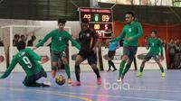 Para pemain Timnas Futsal Indonesia menghadang laju pemain Blacksteel Manokwari pada laga Uji Coba jelang AFF Championship 2017 Thailand di Tifosi Sport Center, Selasa (16/1/2016). (Bola.com/Nicklas Hanoatubun)