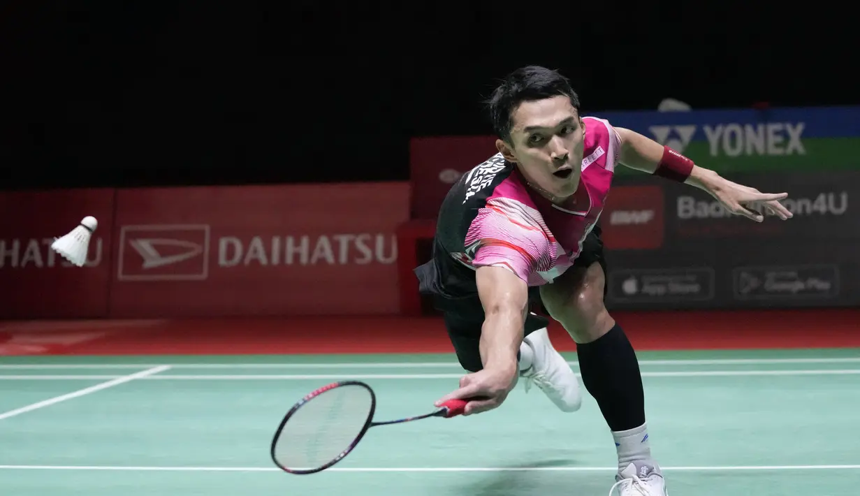 Pebulu tangkis tunggal putra Indonesia Jonatan Christie berusaha mengembalikan kok ke arah Shi YU Qi dari China pada pertandingan semifinal Indonesia Masters 2023 di Istora Senayan, Jakarta, Rabu (25/1/2023). Di final Indonesia Masters 2023, Jojo akan menghadapi pemenang antara pemain Indonesia lainnya, Chico Aura Dwi Wardoyo dengan Ng Ka Long Angus dari Hong Kong. (AP Photo/Achmad Ibrahim)