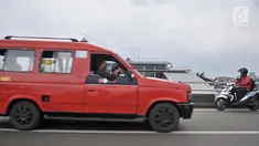 Pengendara sepeda motor nekat melawan arah saat melintas di jalan layang atau flyover Buaran, Jakarta, Kamis (29/11). Aksi nekat ini kerap terjadi di flyover Buaran, terutama pada saat jam sibuk guna menghindari kemacetan. (Merdeka.com/Iqbal S Nugroho)