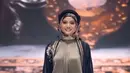 Acha Septriasa tampil dengan koleksi Zaskia Sungkar, mengenakan long dress plisket dipadukan outer panjang hitam bercorak serta kerudung bermotifnya.  [@zaskiasungkar15]