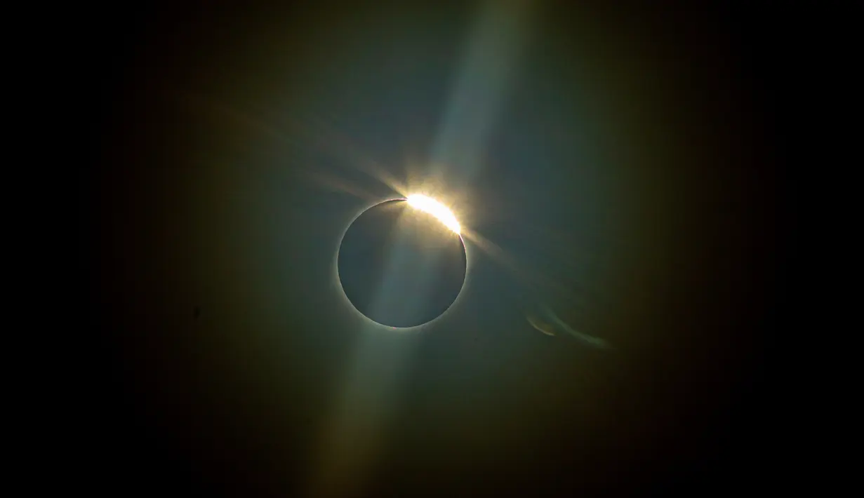 Bulan menghalangi matahari selama gerhana matahari total di La Higuera, Chile, Selasa (2/7/2019). Gerhana matahari total membuat sebagian besar wilayah kerucut benua itu menjadi gelap. (AP Photo/Esteban Felix)