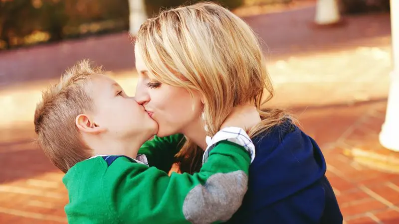 Orangtua Tak Pantas Mencium Bibir Anak?