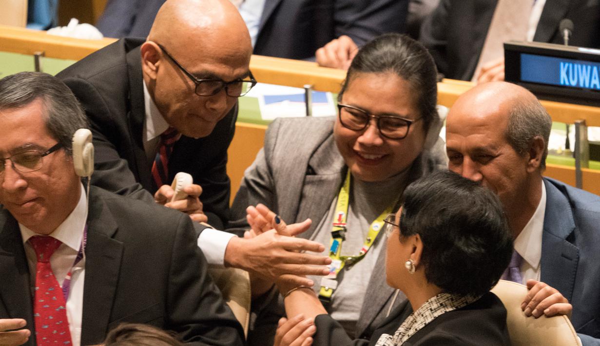 Menteri Luar Negeri RI Retno Marsudi bersama delagasi Indonesia mengekspresikan kegembiraan usai terpilih menjadi Anggota Tidak Tetap Dewan Keamanan PBB periode 2019 - 2020 Markas Besar PBB di New York (8/6). (AFP/Don Emmert)