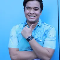 Billy Syahputra mencoba peruntungan baru. Ia mencoba peruntungannya di dunia musik. Suara adik Olga Syahputra yang fals, kemayu membuatnya harus belajar menyanyi. (Galih W. Satria/Bintang.com)