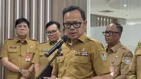 Wamendagri Bima Arya mengumumkan sanksi terhadap Bupati Indramayu Lucky Hakim buntut kasus pelanggaran disiplin plesiran ke Jepang. (Liputan6.com/Ady Anugrahadi)