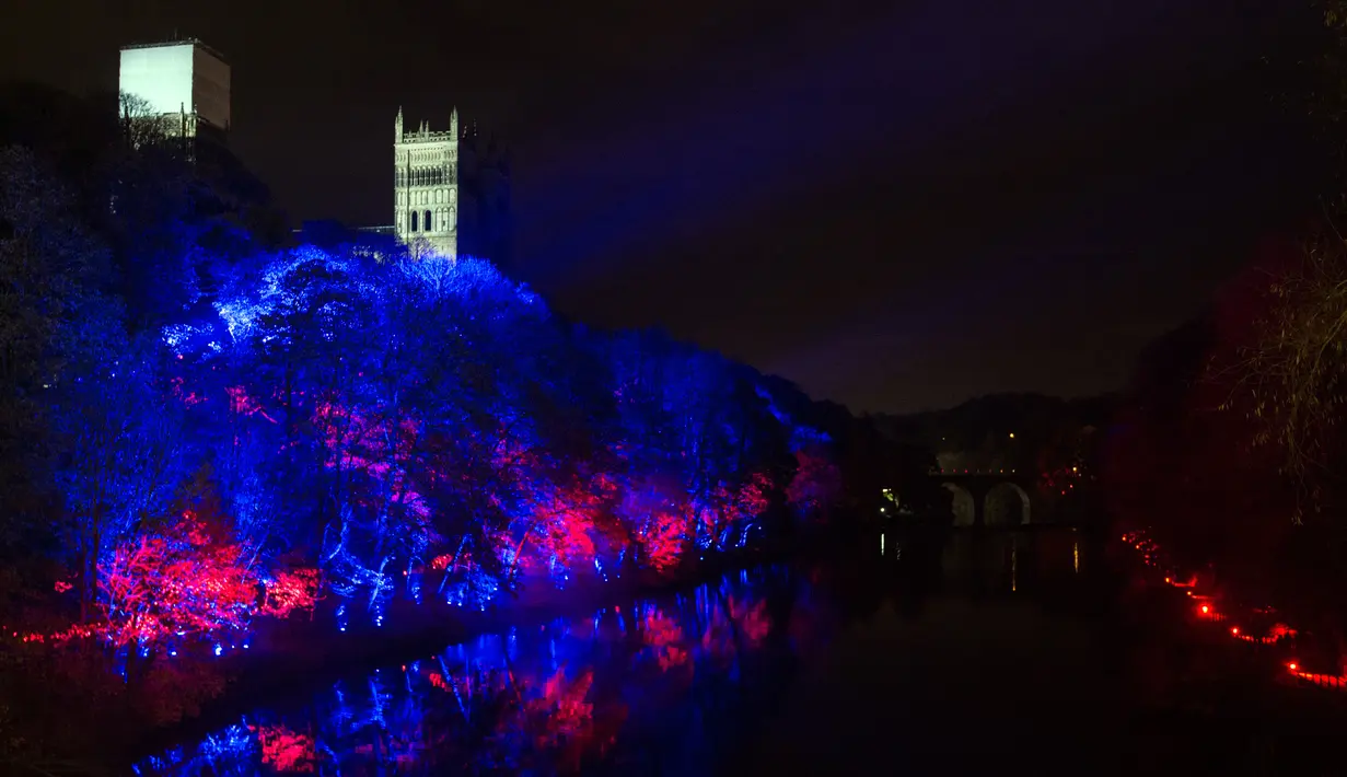 Sebuah instalasi seni 'Frequencies' oleh seniman Kari Kola selama Festival Cahaya Lumiere Durham di Inggris utara, 15 November 2017. Lumiere Durham adalah Festival cahaya terbesar di Inggris yang melibatkan seniman lokal dan internasional (OLI SCARFF/AFP)