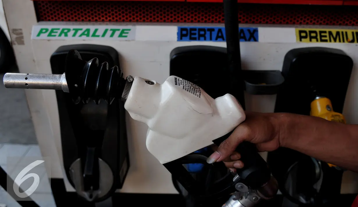 PT Pertamina (Persero) berencana meluncurkan produk baru Bahan Bakar Minyak (BBM) Pertalite dengan kadar kandungan Reaserch Octane Number (RON) 90 pada Jumat (24/7), Jakarta, Kamis (23/7/2015). (Liputan6.com/JohanTallo)