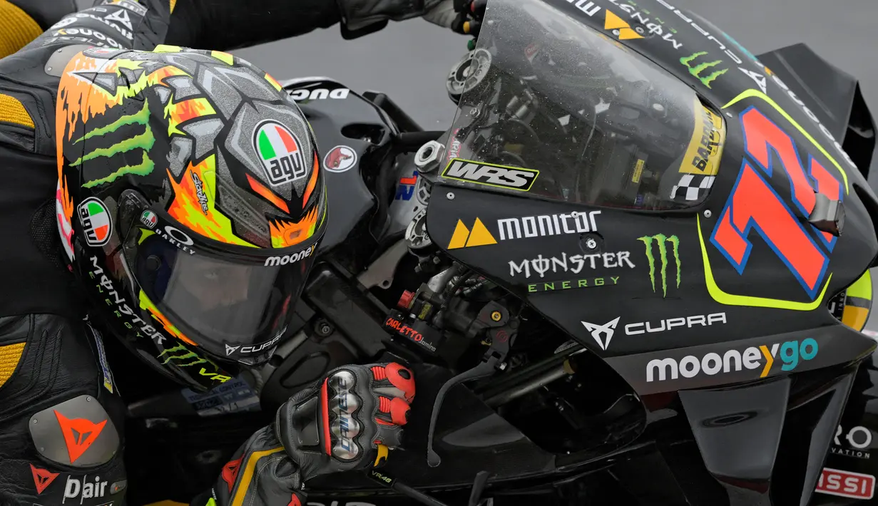 Pebalap Tim Mooney VR46, Marco Bezzecchi (kanan) memacu motornya saat MotoGP Argentina 2023 di Autódromo Termas de Río Hondo, Argentina, Senin (03/04/2023) dini hari WIB. (AFP/Juan Mabromata)