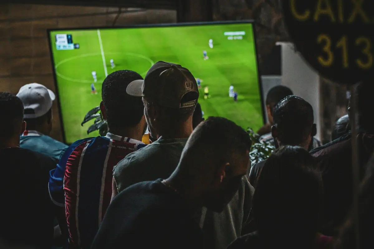 Ilustrasi nonton bareng, menonton sepak bola