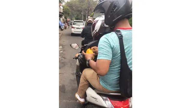 6 Tingkah Nyeleneh Orang Bonceng di Motor Ini Bikin Senyum