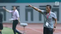 Pelatih Timnas Indonesia, Bima Sakti (kanan) memberi arahan pemainnya saat melawan Hong Kong pada laga uji coba internasional di Stadion Wibawa Mukti, Cikarang, Selasa (16/10). Laga berakhir imbang 1-1. (Liputan6.com/Helmi Fithriansyah)