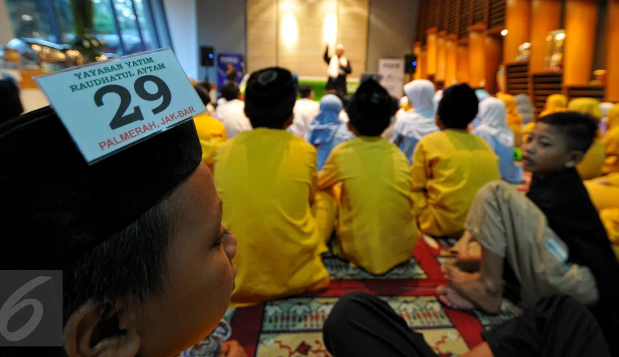Sejumlah anak yatim mengikuti acara buka puasa bersama yang digelar di kantor PSSI, Senayan, Jakarta, Kamis (25/6/2015). (Liputan6.com/Yoppy Renato)
