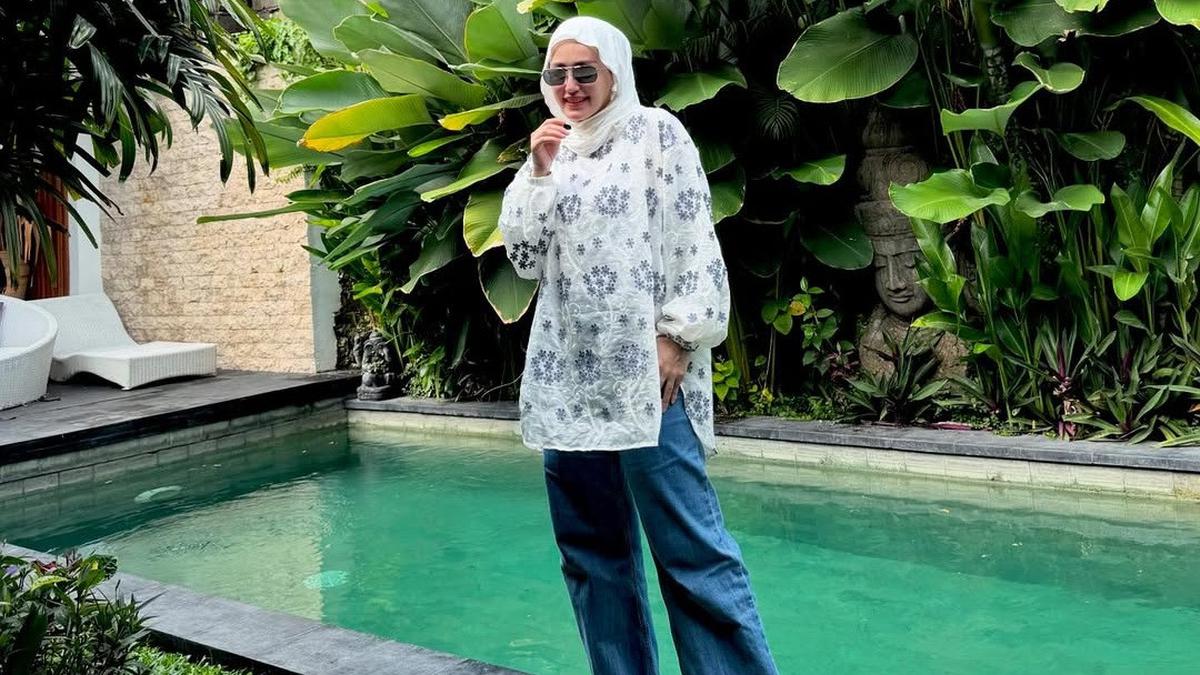 Gaya Adelia Istri Pasha Pakai Hijab Meleyot, Intip Padu Padannya yang Modis dan Elegan