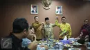 (ki-ka) Ketua Bawaslu RI Muhammad, Ketua DKPP Jimly Asshidiqqie, Ketua Komisi Pemilihan Umum (KPU) Juri Ardiantoro bersalam bersama saat pertemuan Tripartit di Ruang Rapat DKPP RI, Gedung Bawaslu, Jakarta, Kamis (23/2). (Liputan6.com/Faizal Fanani)