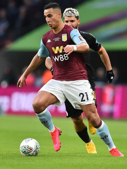 Striker Manchester City, Sergio Aguero berebut bola dengan striker Aston Villa, Anwar El Ghazi pada laga final Piala Liga Inggris di Stadion Wembley, Minggu (1/3/2020). Manchester City memastikan trofi Piala Liga Inggris ketiga secara beruntun setelah menang 2-1 atas Aston Villa. (Glyn KIRK/AFP)