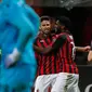 Penyerang AC Milan, Fabio Borini berselebrasi dengan timnya setelah mencetak gol ke gawang Bologna dalam laga pekan ke-35 Liga Italia di San Siro, Senin (6/5/2019). AC Milan berhasil mengatasi Bologna 2-1 demi memelihara asa mereka mengamankan tiket ke Liga Champions musim depan (AP/Antonio Calanni)