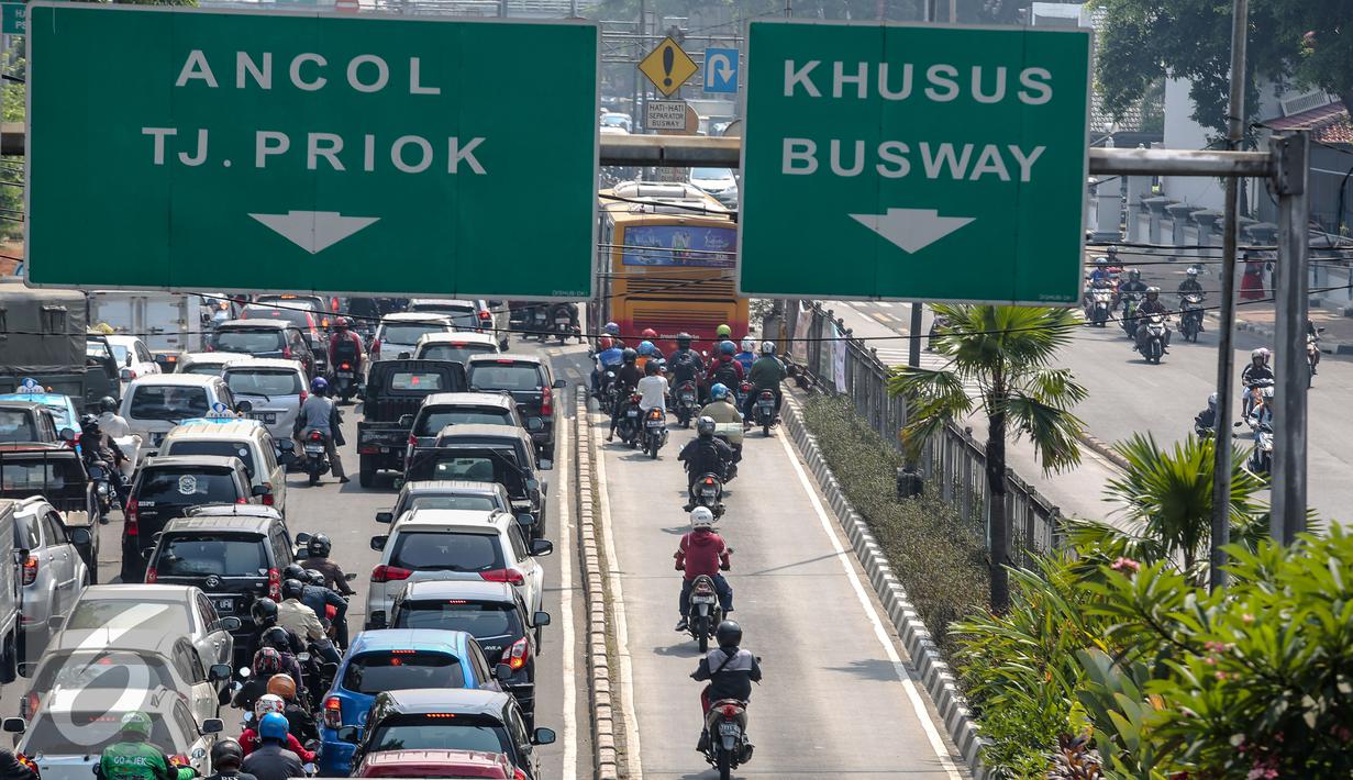Sejumlah kendaraan melintasi Jalur Bus Transjakarta di Jakarta, Rabu (24/6/2015). Pemprov DKI Jakarta berencana meninggikan jalur bus Transjakarta dengan memasang movable concrete barrier (MCB) dan pintu otomatis. (Liputan6.com/Faizal Fanani)