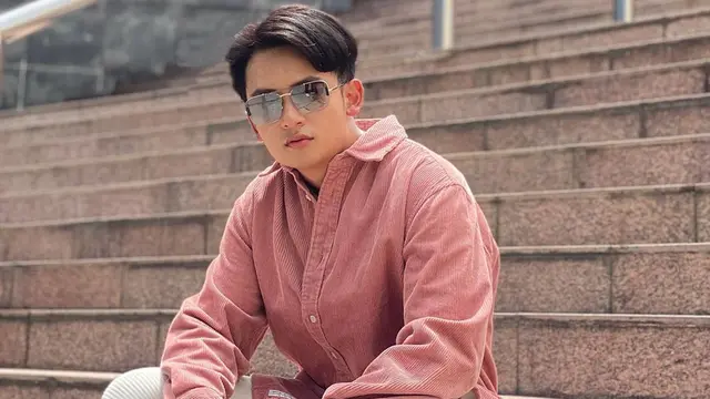 FOTO: Gaya Randy Martin saat Pakai Kacamata, Tampil Trendi