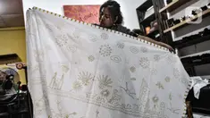 Perajin menyelesaikan pembuatan batik bermotif Covid-19 di Rumah Batik Palbatu, Jakarta, Kamis (15/10/2020). Sempat tutup akibat pandemi, Rumah Batik Palbatu perlahan bangkit dengan menciptakan kain batik edisi Jakarta Terkini bergambar Covid-19 dipadu ikon-ikon Ibu Kota. (merdeka.com/Iqbal Nugroho)