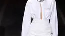 Model Kendall Jenner saat memakai busana Off White Spring/Summer 2019 selama Paris Fashion Week, Prancis (27/9). Kedua model tersebut tampil cantik membawakan koleksi rancangan Virgil Abloh. (AFP Photo/Francois Guillot)