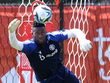 Kiper baru Manchester United, Andre Onana melakukan latihan perdana bersama timnya di pusat pelatihan Pingry School, New Jersey, Amerika Serikat, Sabtu (22/07/2023) WIB. Oana dibeli oleh MU dari Inter Milan seharga 52,5 euro dengan durasi kontrak selama lima tahun. Sementara itu, skuad asuhan Erik Ten Hag kini tengah menjajal beberapa tim dalam tur pramusim mereka di Amerika Serikat. (Twitter/@ManUtd)