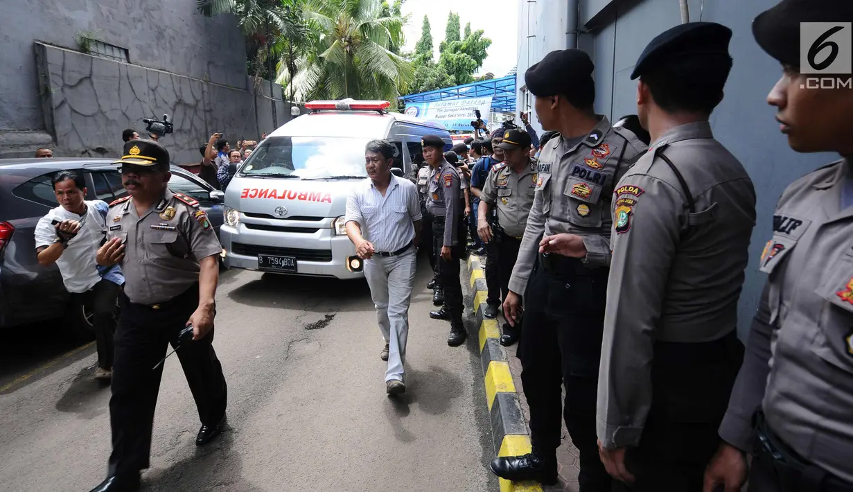 Polisi mengawal ambulan yang membawa Ketua DPR, Setya Novanto keluar dari RS Medika Permata Hijau, Jakarta, Jumat (17/11). Setnov akan dipindah ke RS Cipto Mangunkusumo. (Liputan6.com/Helmi Fithriansyah)