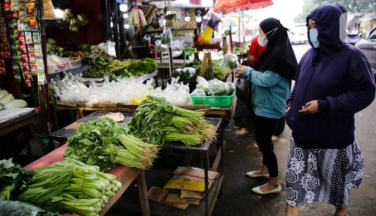 Pembeli berbelanja kebutuhan pokok di Pasar Lembang, Tangerang, Selasa (24/8/2021). Bank Indonesia (BI) memperkirakan, Indeks Harga Konsumen (IHK) alias inflasi akan berlanjut pada bulan Agustus 2021. (Liputan6.com/Angga Yuniar)