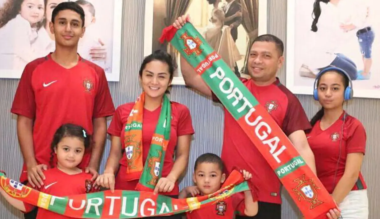 Momen kekompakan Krisdayanti dan anak tirinya memakai jersey bola negara Portugal. Krisdayanti dan anak tirinya terkenal sangat kompak bak ibu dan anak kandung. (Liputan6.com/IG/@raullemos06)