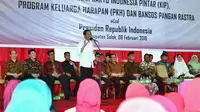 Jokowi bagikan KIP dan PKH di Solok (Foto: Biro Press Kepresidenan)