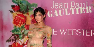 Tak ketinggalan, Kylie Jenner pun hadir dengan sheer dress pada acara terbarunya. Ia menggunakan dress bunga-bunga bahan sheer dengan bra warna nude dan korset di dalamnya. [Instagram/kyliejenner]