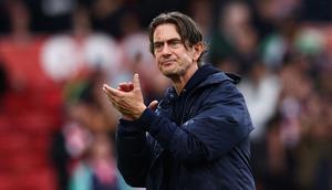 Pelatih Brentford, Thomas Frank saat ini tengah menjalani musim ke-6 menangani The Bees di Premier League musim 2023/2024. Ia mulai membesut Brentford saat masih berkiprah di Championship pada awal musim 2018/2019. Brentford dibawanya promosi ke Premier League sejak musim 2020/2021 setelah melewati jalur play-off. (AFP/Darren Staples)