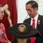 Presiden Jokowi (kanan) berjabat tangan dengan Ketum PAN Zulkifli Hasan usai memberi keterangan di Istana Negara, Jakarta, Rabu (2/9/2015). PAN menyatakan resmi bergabung dengan koalisi partai pendukung pemerintah. (Liputan6.com/Faizal Fanani)